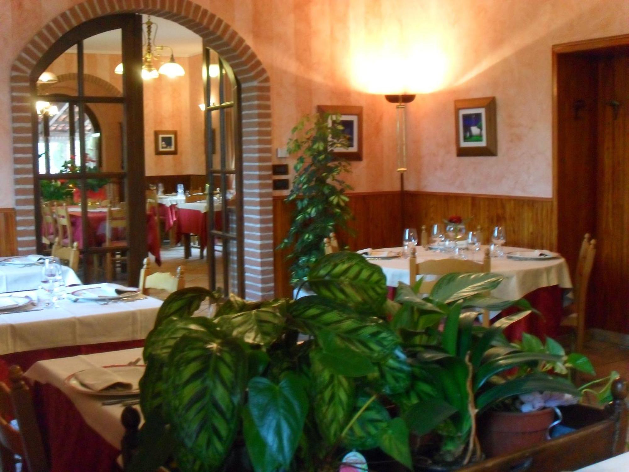 Ristorante Albergo Da Maurizio Cravanzana Экстерьер фото